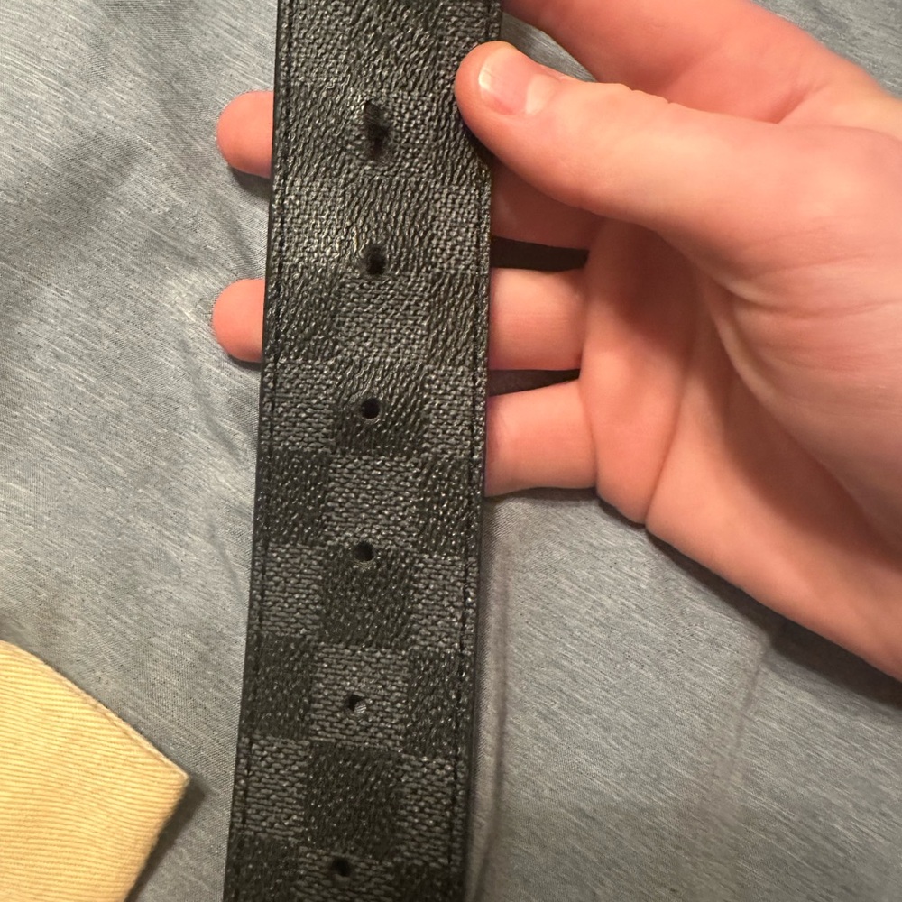 Black Luis vuitton belt size 32